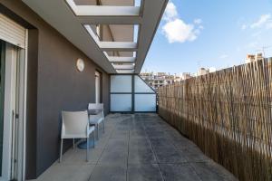 d'un balcon avec des chaises et une vue sur la ville. dans l'établissement Le Stratège, à Marseille