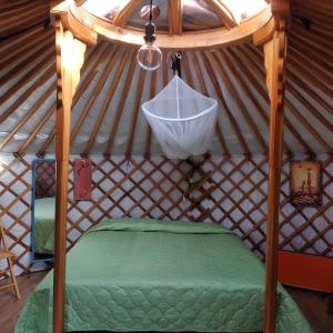 Habitación pequeña con cama en yurta en Yurta Flora, en Torino di Sangro