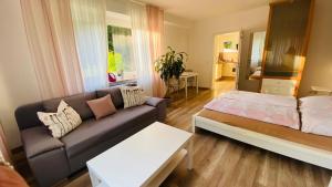 ein Wohnzimmer mit einem Sofa und einem Tisch in der Unterkunft Ferienwohnung Koko in Solingen