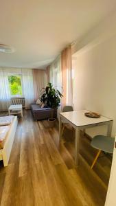 ゾーリンゲンにあるFerienwohnung Kokoのテーブルとソファのあるリビングルーム