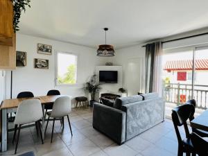 a living room with a couch and a table at Appartement Cambo-les-Bains, 3 pièces, 4 personnes - FR-1-495-115 in Cambo-les-Bains