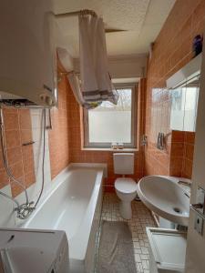 Un baño con bañera, inodoro y lavabo. en Apartments Sülmerstrasse, en Heilbronn 59 fotos más