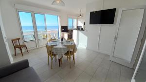 TV a/nebo společenská místnost v ubytování LA PEROUSE - Appartement 4ème étage - 2 chambres vue mer