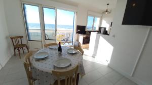 Kuchyň nebo kuchyňský kout v ubytování LA PEROUSE - Appartement 4ème étage - 2 chambres vue mer