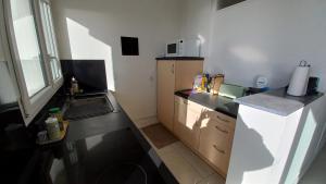 Kuchyň nebo kuchyňský kout v ubytování LA PEROUSE - Appartement 4ème étage - 2 chambres vue mer