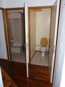 a bathroom with a toilet with a wooden seat at Le Rustica, 3 rooms, 3 stars, 6 people in Les Houches +19 photos