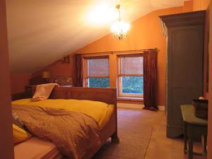 a bedroom with a bed and a window at Zintuinen in Esbeek