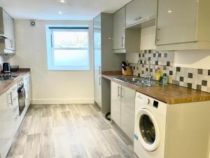 a kitchen with a washing machine and a sink at *Modern & Stylish 2 Double Bedroom-Free Parking!* in Bristol