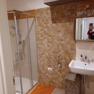 La salle de bains est pourvue d'une douche et d'un lavabo. dans l'établissement Appartamento 9 residance piviere, à Calambrone