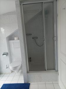 Baðherbergi á Pension für Monteure in Dresden, Zimmer mit eigenem Bad und großer Gemeinschaftsküche