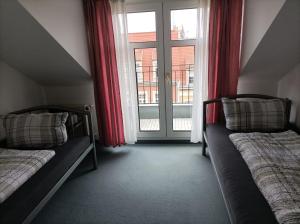 Rúm í herbergi á Pension für Monteure in Dresden, Zimmer mit eigenem Bad und großer Gemeinschaftsküche