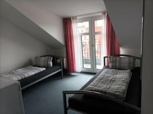 Rúm í herbergi á Pension für Monteure in Dresden, Zimmer mit eigenem Bad und großer Gemeinschaftsküche