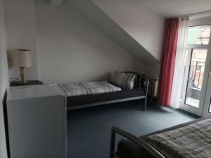 Rúm í herbergi á Pension für Monteure in Dresden, Zimmer mit eigenem Bad und großer Gemeinschaftsküche