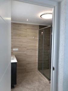 a bathroom with a glass shower and a sink at Bungalow con Vistas al Mar in Torrevieja