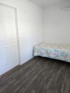 ein Schlafzimmer mit einem Bett und einer Tür in der Unterkunft Historic UVA Apartment - near the corner in Charlottesville