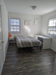 Un pat sau paturi într-o cameră la Historic UVA Apartment - near the corner