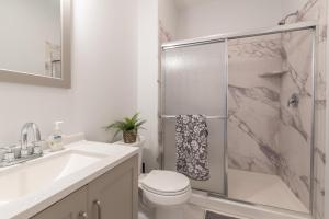 a bathroom with a shower and a toilet and a sink at TRANQUIL TOWN HOUSE IN NEW JERSEY - JUST 25 MINUTES To TIME SQUARE! in Jersey City