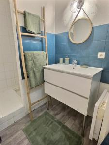a bathroom with a sink and a mirror and a ladder at LE LIMOUCHE Proche Centre Parking Gratuit in Chabeuil