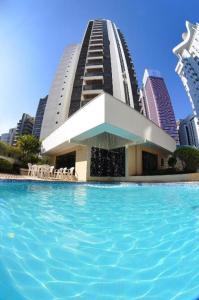 un edificio con piscina frente a un edificio en FORTUNE RESIDENCE JARDINS - FLAT275 - Próximo da Avenida Paulista, en São Paulo