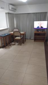 sala de estar con TV de pantalla plana y mesa en FORTUNE RESIDENCE JARDINS - FLAT275 - Próximo da Avenida Paulista, en São Paulo
