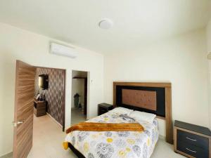 ein Schlafzimmer mit einem großen Bett und einem Flur in der Unterkunft Casa SOL #222, para 6 personas in La Paz