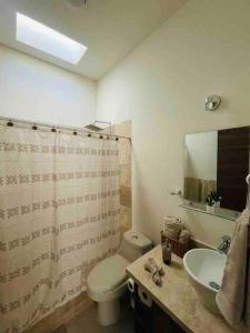 uma casa de banho com um WC e um lavatório em Casa SOL #222, para 6 personas em La Paz