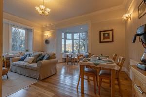 uma sala de estar com um sofá e uma mesa em Glyntwrog House em Betws-y-coed