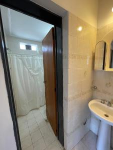y baño con ducha y lavamanos. en Hotel Salvador Catamarca en San Fernando del Valle de Catamarca