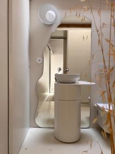 een badkamer met een wastafel en een spiegel bij CASA DOS OLIVAIS in Porto