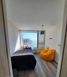 - une chambre avec un lit et une grande fenêtre dans l'établissement Departamento Nuevo con hermosa vista!, à Concón