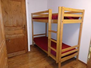 a couple of bunk beds in a room at Brides Les Bains : Apt 8 pers, WIFI, Parking - FR-1-512-264 in Brides-les-Bains