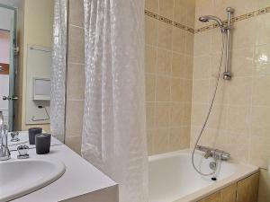 łazienka z prysznicem, umywalką i wanną w obiekcie Studio cosy face aux pistes avec balcon à Aime 2000 - FR-1-455-226 w Aime La Plagne