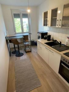 een keuken met een tafel en een aanrecht bij City Appartement 4600 in Wels
