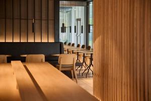 una fila de mesas y sillas en un restaurante en Zleep Madrid Airport, en Madrid