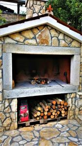 un horno de piedra con un montón de troncos en él en VILLAMAR beachfront apartments with FREE private parking, en Rabac