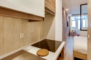 pokój z łóżkiem i ławką z stołkiem w obiekcie Modern apartment - 1BR-4P - Palais Garnier w Paryżu