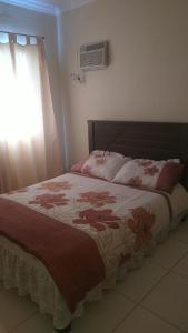 En eller flere senge i et værelse på Rio das Ostras Apartamento Solar das Violetas