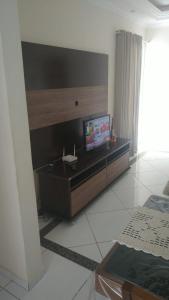 Et tv og/eller underholdning på Rio das Ostras Apartamento Solar das Violetas