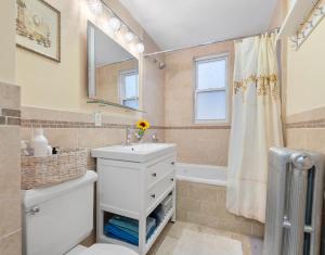 Ένα μπάνιο στο Bright & Spacious apartment, mins from Downtown Boston, parking +41 φωτογραφίες