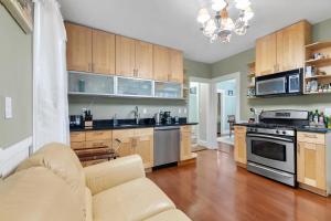 Η κουζίνα ή μικρή κουζίνα στο Bright & Spacious apartment, mins from Downtown Boston, parking