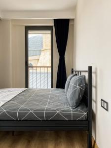 um quarto com uma cama e uma janela em Luxury home in Istanbul's Golden Horn em Istambul