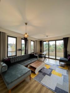 un soggiorno con divano e tavolo di Luxury home in Istanbul's Golden Horn a Istanbul