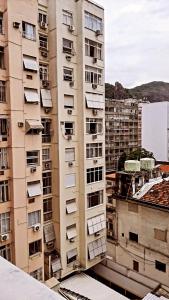 un edificio alto con ventanas y balcones. en Apartamento Copacabana, en Río de Janeiro