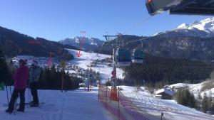 2 personas en un remonte de una estación de esquí en Annaberg TOP 1, en Annaberg im Lammertal