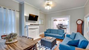 ein Wohnzimmer mit 2 blauen Stühlen und einem Tisch in der Unterkunft Comfortable Escape in Historic Downtown Savannah in Savannah