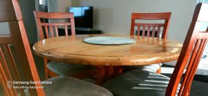 una mesa de madera con una servilleta encima en Aaron Court Motel, en Timaru