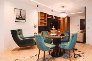 una sala da pranzo con tavolo e sedie di Loft Suite im modernen Style in Schärding a Schärding