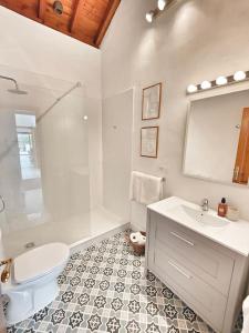 un bagno bianco con lavandino e WC di No 2. Stunning 4-Bedroom Villa with Large Pool a La Oliva