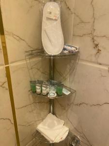 塔伊夫مساكن ميرنا的一个带镜子和洗浴用品的浴室内的架子 更多18张照片