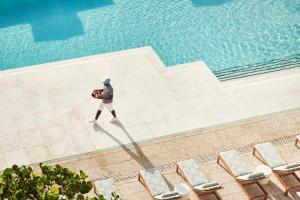 Pemandangan kolam renang di Four Seasons Resort Palm Beach atau di dekatnya